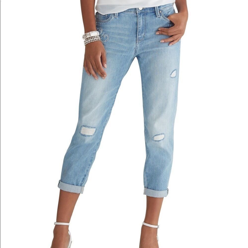 WHITE House Black Market SAINT HONORE
Light Wash Embroidered Girlfriend Jeans‎